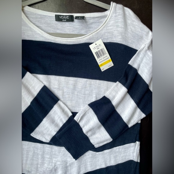 NWT! CUTE ANGLED HEM LIGHT TOP - Picture 3 of 9
